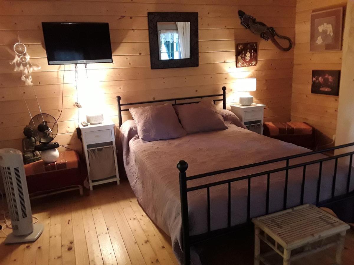 Le Chalet De La Grenouille Verte Tursac Dış mekan fotoğraf